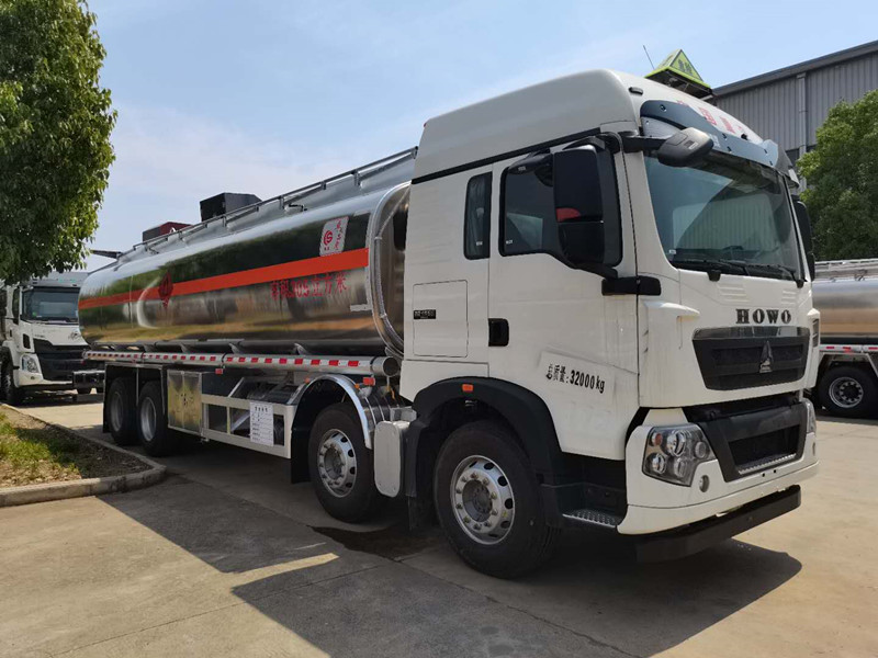 重汽豪沃25.2方鋁合金油罐車(chē)介紹